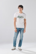 Jean slim infaltables azul medio con desgastes y bolsillos
