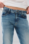 Jean slim infaltables azul medio con desgastes y bolsillos
