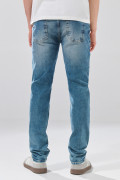 Jean slim infaltables azul medio con desgastes y bolsillos
