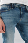 Jean slim infaltables azul medio con desgastes y bolsillos
