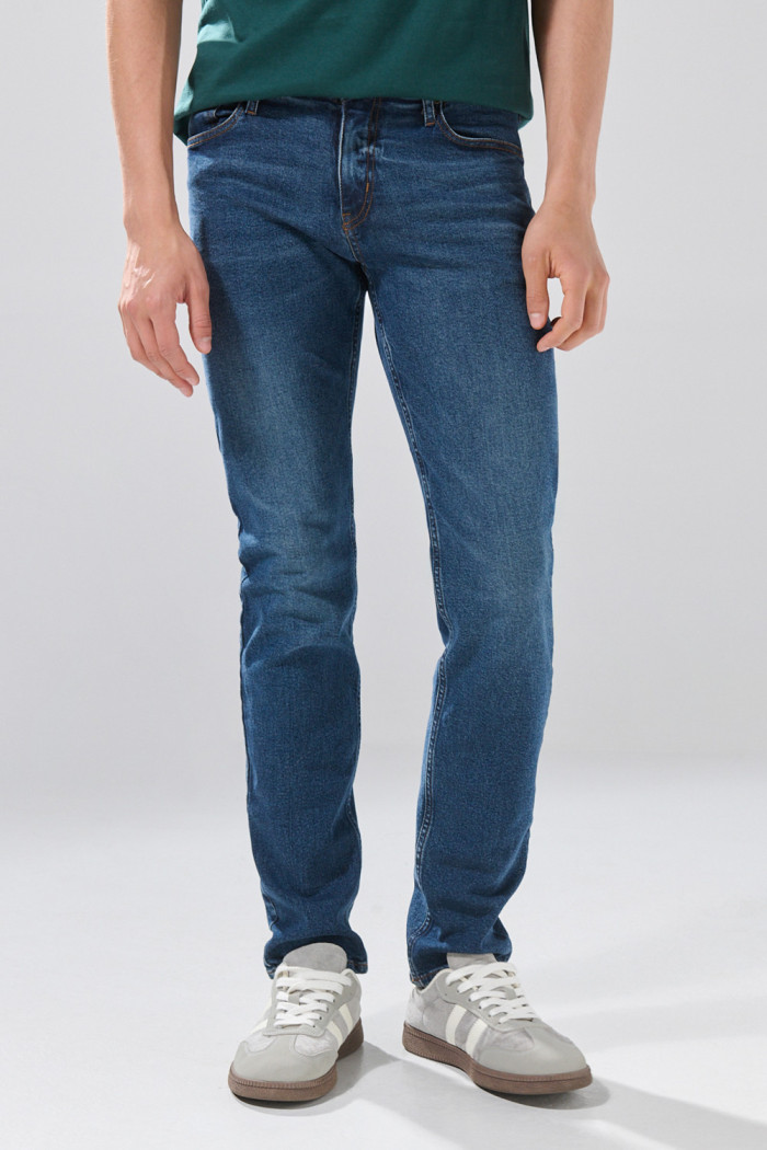 Jean slim azul oscuro infaltables con costuras en contraste
