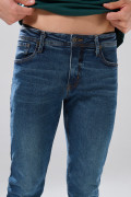 Jean slim azul oscuro infaltables con costuras en contraste
