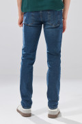 Jean slim azul oscuro infaltables con costuras en contraste

