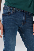 Jean slim azul oscuro infaltables con costuras en contraste
