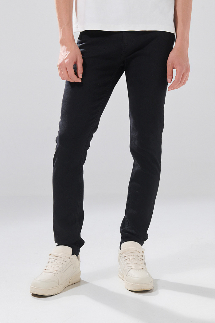 Jean skinny negro infaltables con tiro bajo y bolsillos

