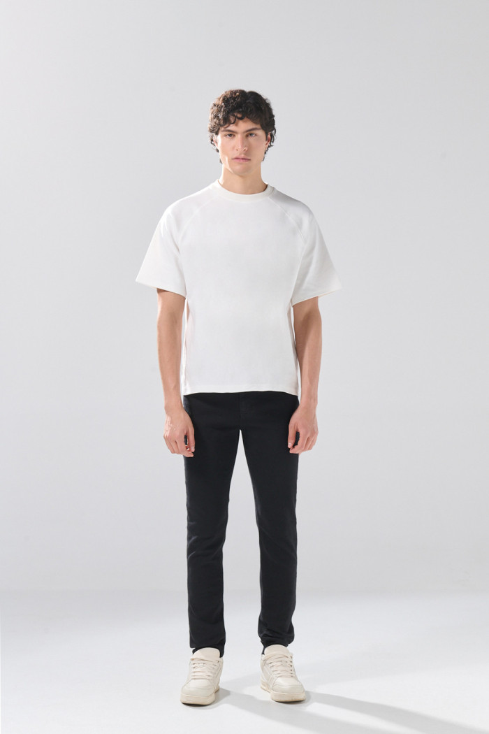 Jean skinny negro infaltables con tiro bajo y bolsillos

