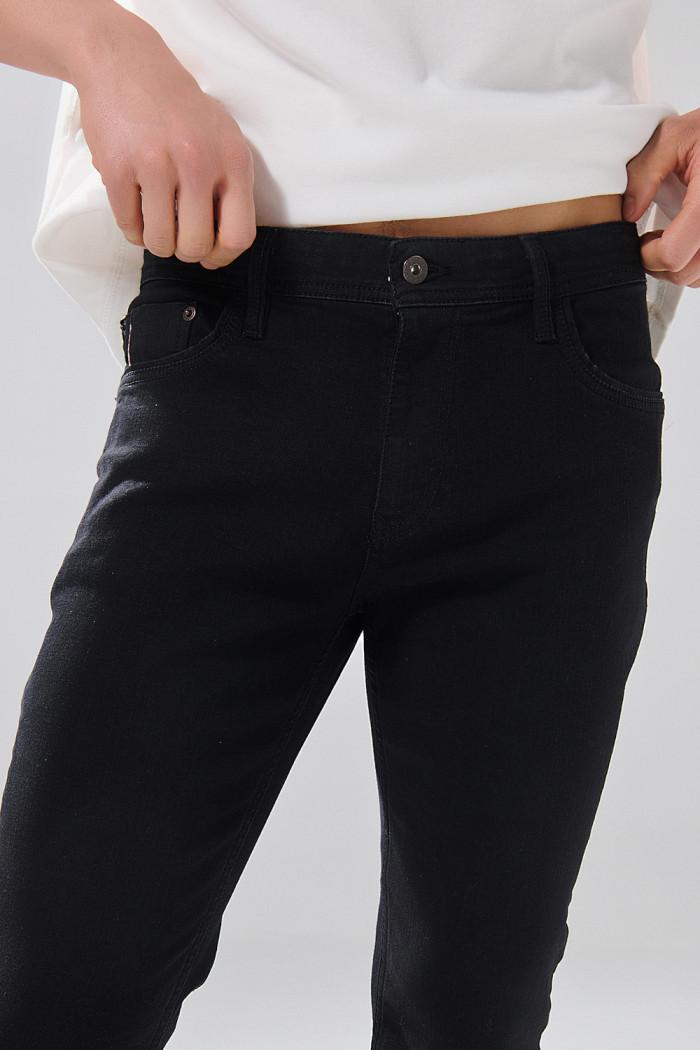 Jean skinny negro infaltables con tiro bajo y bolsillos
