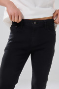 Jean skinny negro infaltables con tiro bajo y bolsillos
