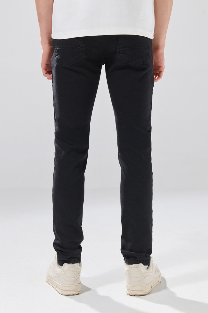 Jean skinny negro infaltables con tiro bajo y bolsillos
