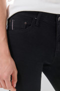 Jean skinny negro infaltables con tiro bajo y bolsillos

