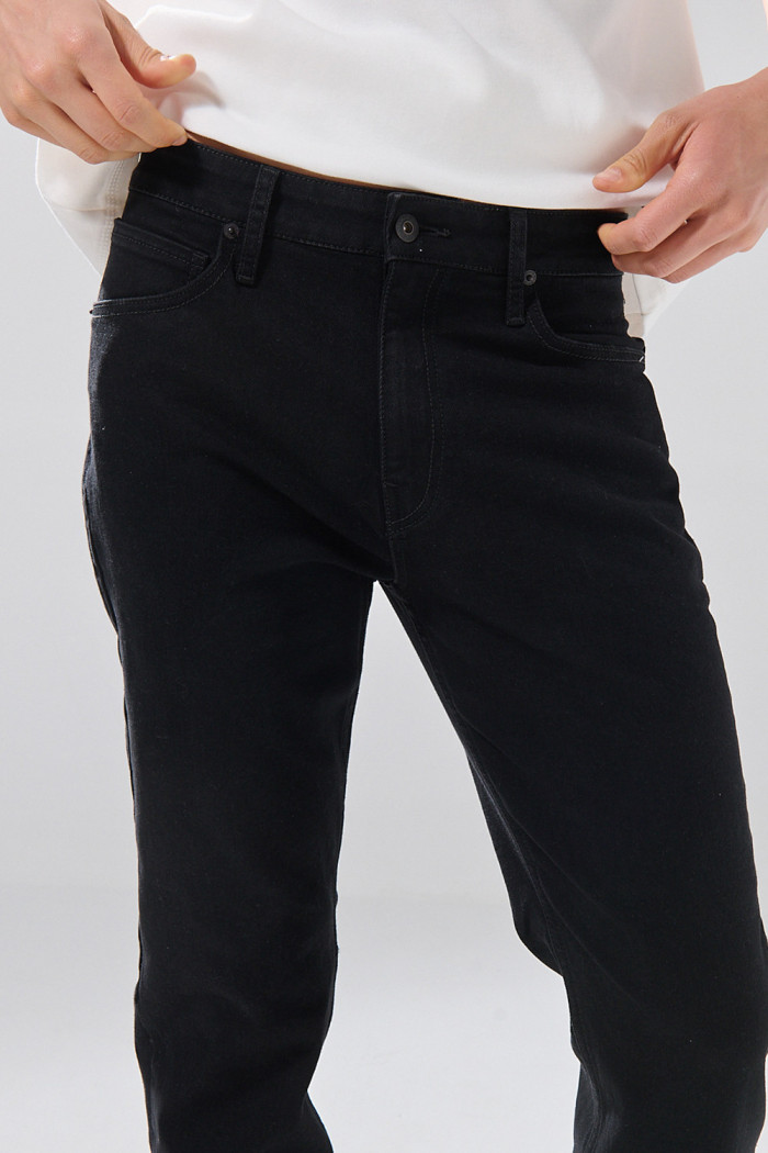 Jean straight leg negro infaltables bota recta con bolsillos
