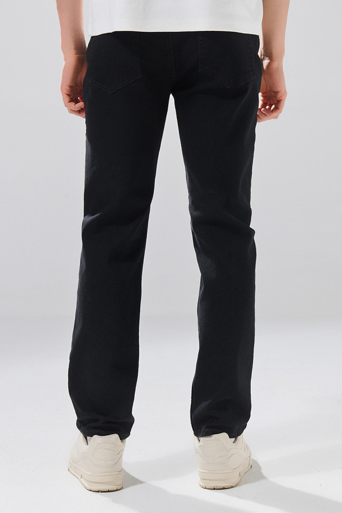 Jean straight leg negro infaltables bota recta con bolsillos
