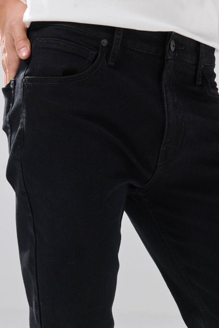 Jean straight leg negro infaltables bota recta con bolsillos
