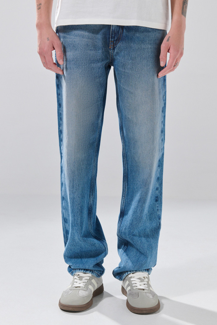 Jean 90´S infaltables azul medio con bota recta y desgastes
