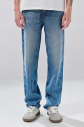 Jean 90´S infaltables azul medio con bota recta y desgastes
