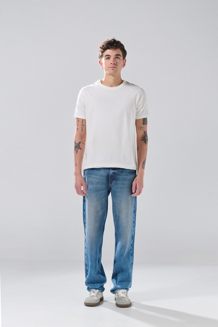 Jean 90´S infaltables azul medio con bota recta y desgastes
