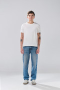 Jean 90´S infaltables azul medio con bota recta y desgastes
