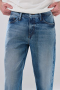 Jean 90´S infaltables azul medio con bota recta y desgastes
