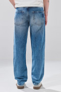 Jean 90´S infaltables azul medio con bota recta y desgastes
