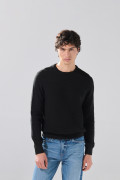 Suéter cuello redondo negro tejido con texturas