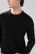 Suéter cuello redondo negro tejido con texturas