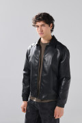 Chaqueta cuello trucker negra en PU con manga ranglan
