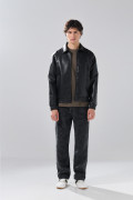 Chaqueta cuello trucker negra en PU con manga ranglan

