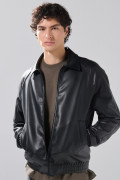 Chaqueta cuello trucker negra en PU con manga ranglan

