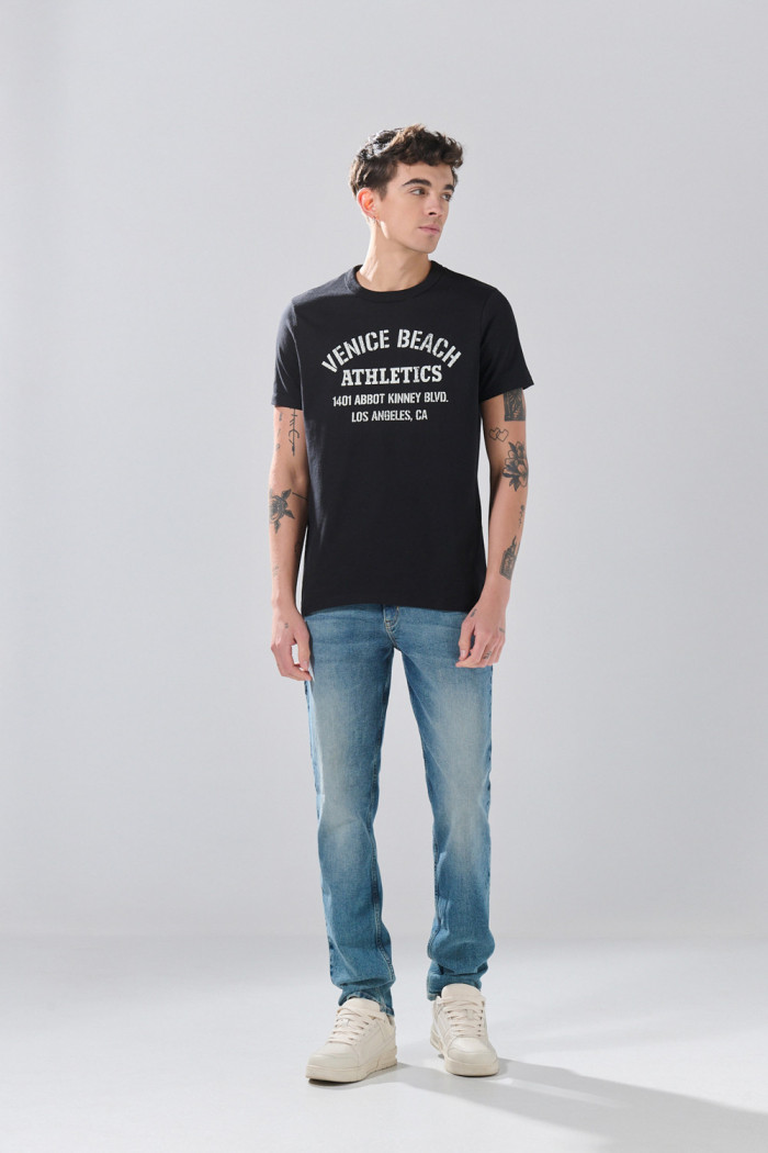 Jean slim azul medio infaltables con desgastes y tiro bajo
