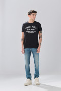 Jean slim azul medio infaltables con desgastes y tiro bajo

