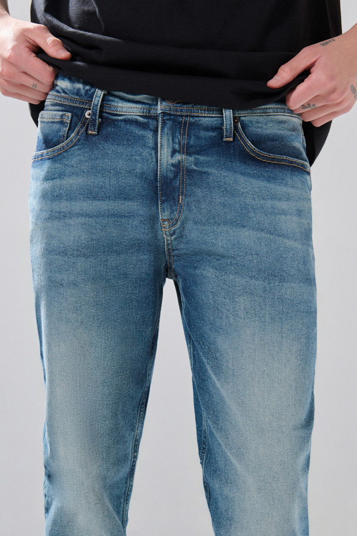 Jean slim azul medio infaltables con desgastes y tiro bajo
