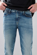 Jean slim azul medio infaltables con desgastes y tiro bajo
