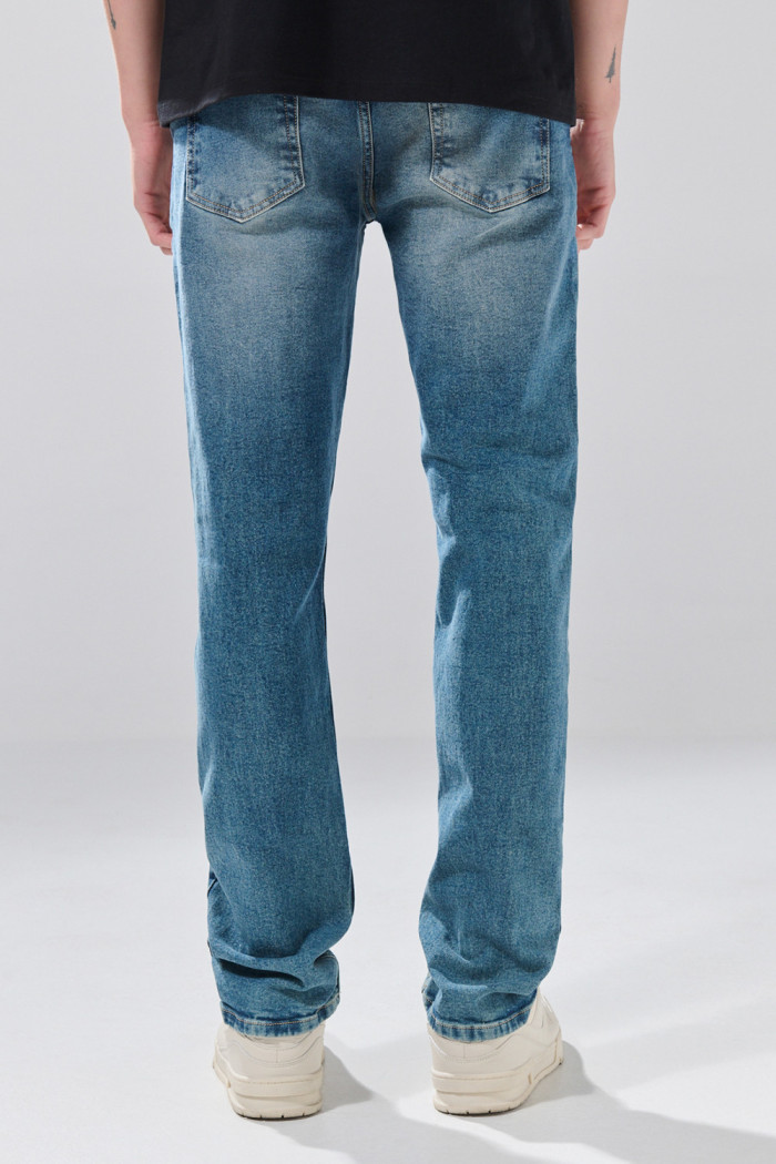 Jean slim azul medio infaltables con desgastes y tiro bajo

