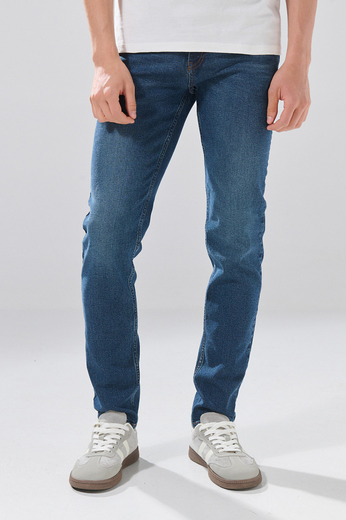 Jean infaltables slim azul oscuro con costuras en contraste

