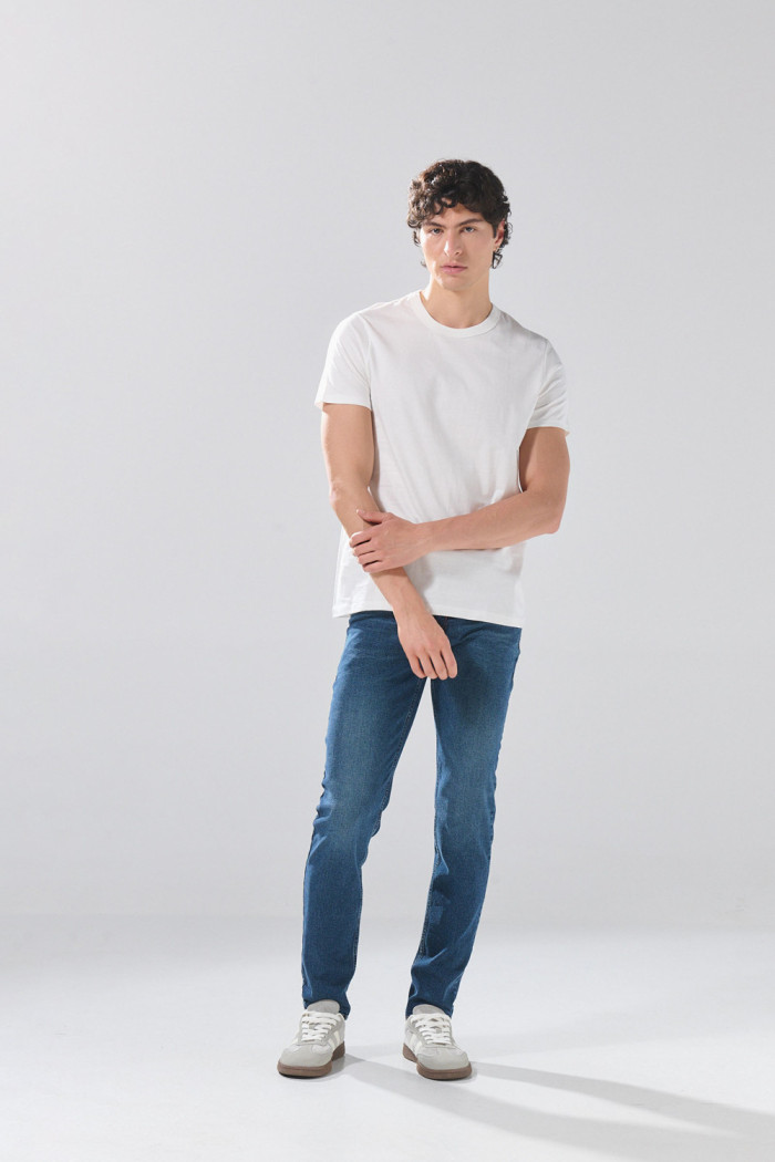 Jean infaltables slim azul oscuro con costuras en contraste

