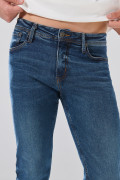 Jean infaltables slim azul oscuro con costuras en contraste
