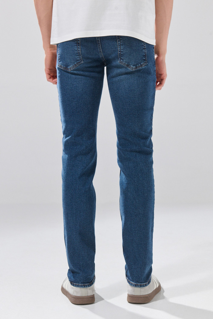 Jean infaltables slim azul oscuro con costuras en contraste
