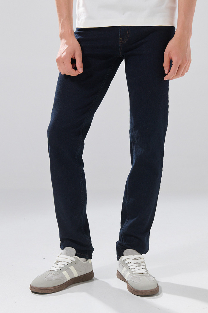 Jean slim infaltables azul intenso con costuras en contraste
