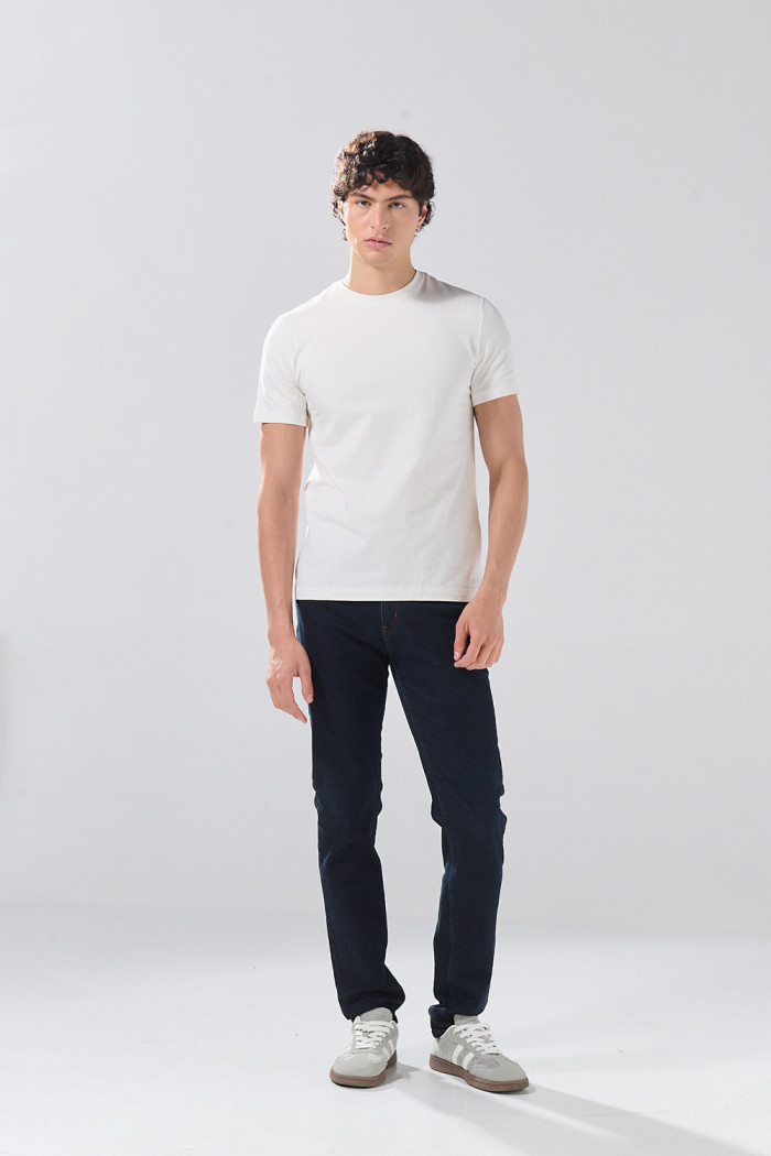 Jean slim infaltables azul intenso con costuras en contraste
