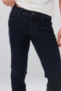 Jean slim infaltables azul intenso con costuras en contraste
