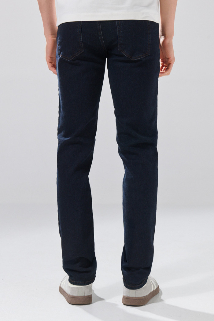 Jean slim infaltables azul intenso con costuras en contraste
