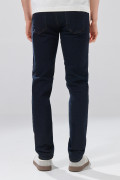 Jean slim infaltables azul intenso con costuras en contraste
