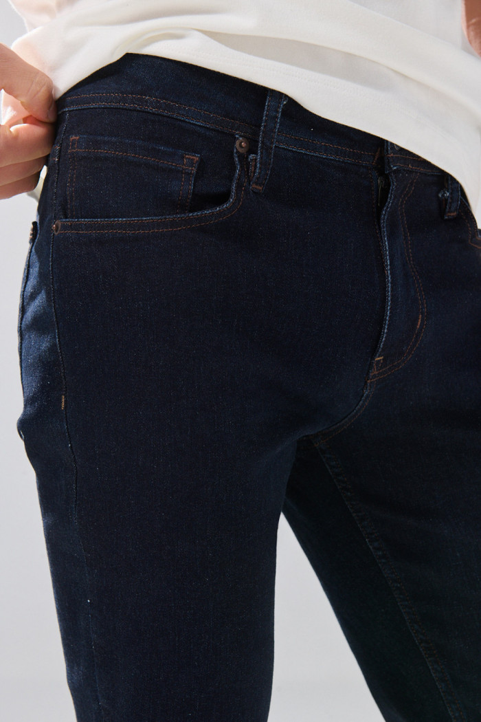 Jean slim infaltables azul intenso con costuras en contraste
