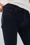 Jean slim infaltables azul intenso con costuras en contraste
