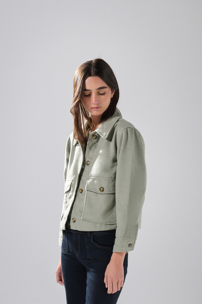 Chaqueta unicolor con doble bolsillo y cuello trucker