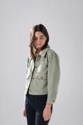 Chaqueta unicolor con doble bolsillo y cuello trucker