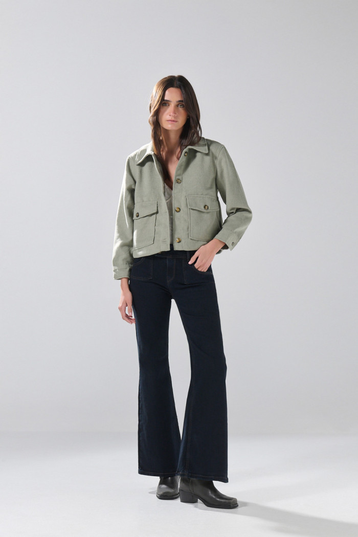 Chaqueta unicolor con doble bolsillo y cuello trucker