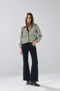 Chaqueta unicolor con doble bolsillo y cuello trucker
