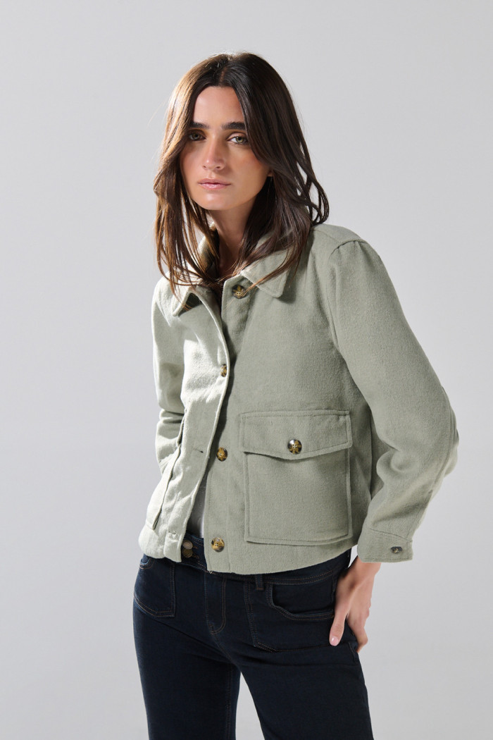 Chaqueta unicolor con doble bolsillo y cuello trucker