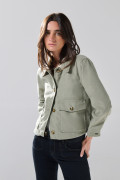 Chaqueta unicolor con doble bolsillo y cuello trucker